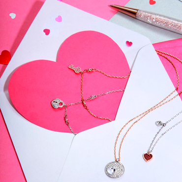 Swarovski: серьги Cupid в подарок! Swarovski: серьги Cupid в подарок!